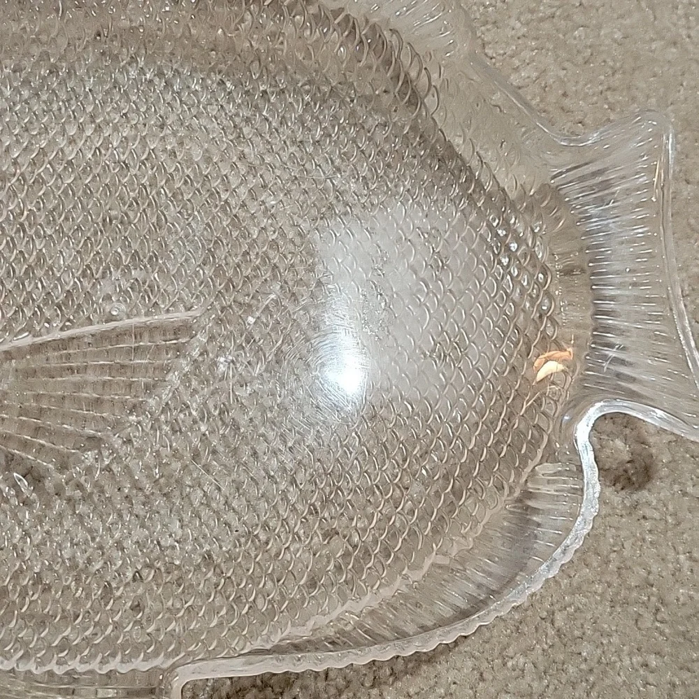 FREE W ANY PURCHASE!Clear Fish-Shaped Plastic Dish